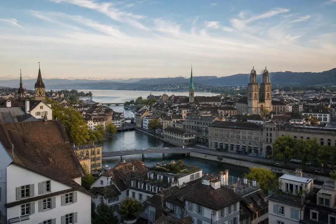 Blick über die Zürcher Altstadt und die Limmat – Wirtschafts- und Finanzstandort Kanton Zürich