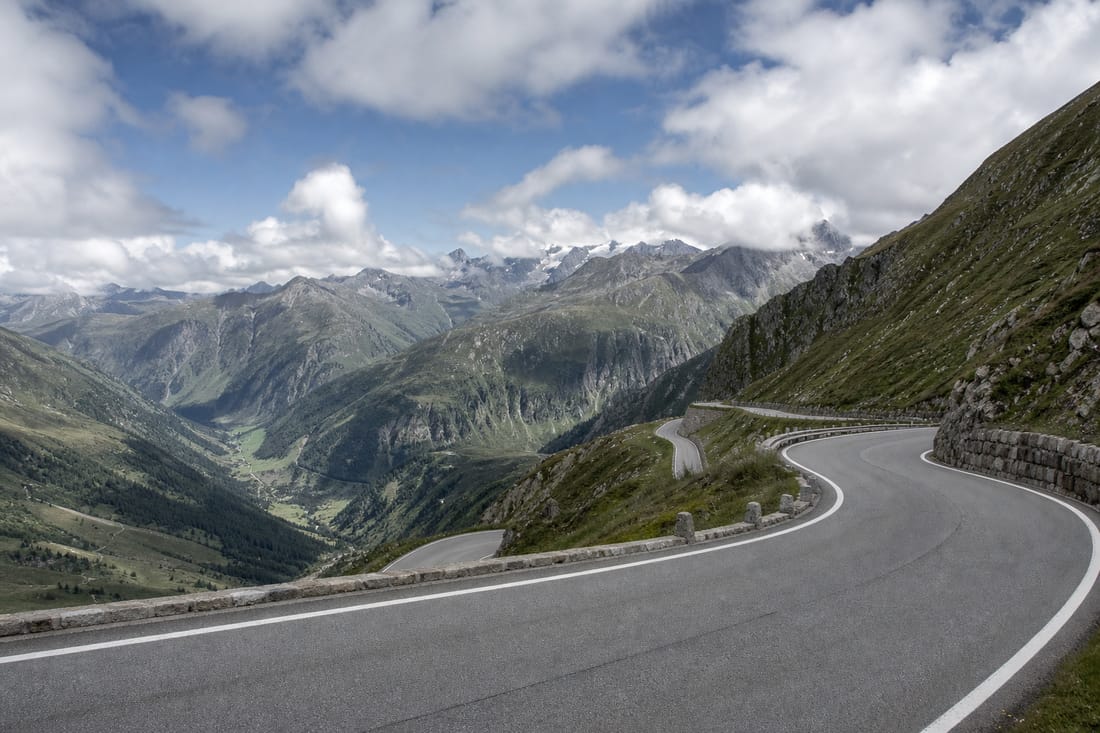 Beispiel: leere Alpenpassstrasse ohne Fahrzeuge