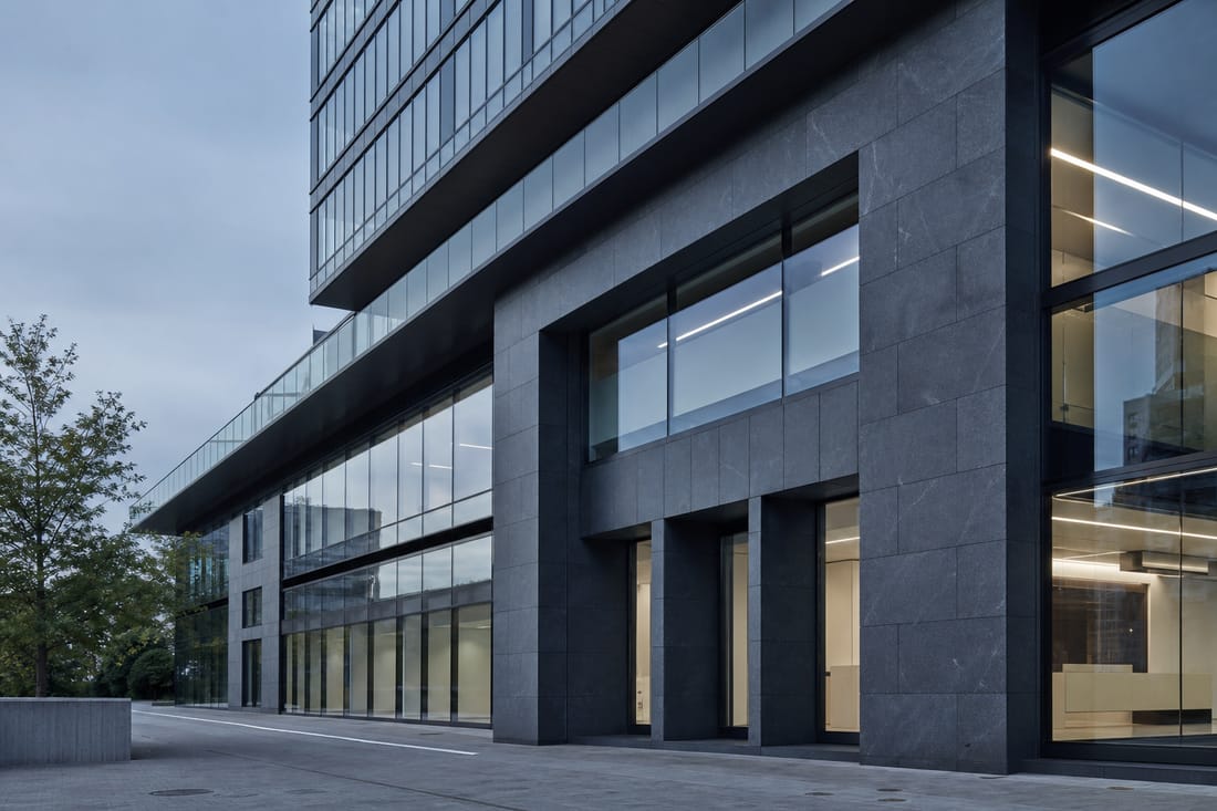Beispiel: Fassade eines modernen Bürogebäudes in der Schweiz